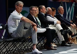 Antonio Martín y Patrick Comninos, en la fila de autoridades a pie de pista en el Carpena.