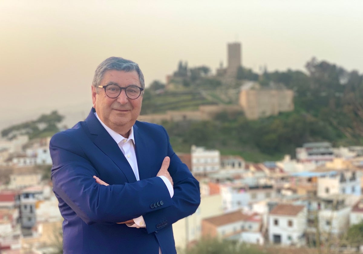 Antonio Moreno Ferrer, candidato del PSOE, con la Fortaleza de fondo.