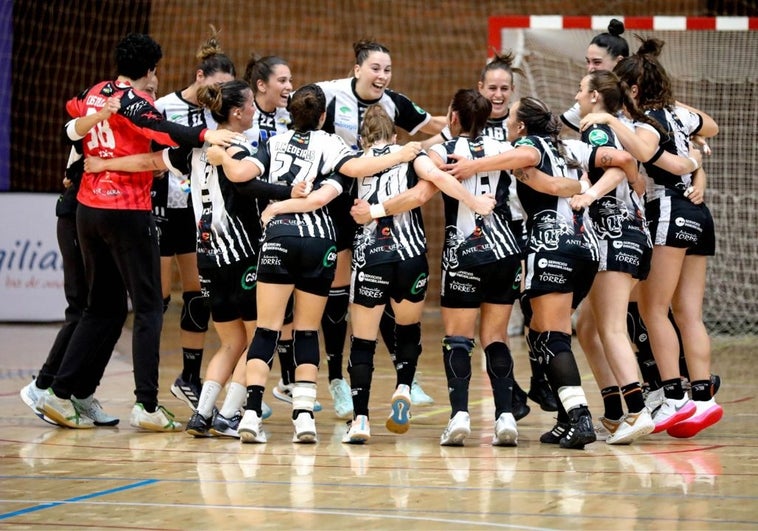 Las jugadoras del Costa del Sol celebran su pase a las semifinales de los 'play-off' ligueros.