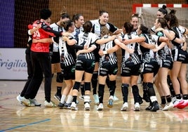 Las jugadoras del Costa del Sol celebran su pase a las semifinales de los 'play-off' ligueros.