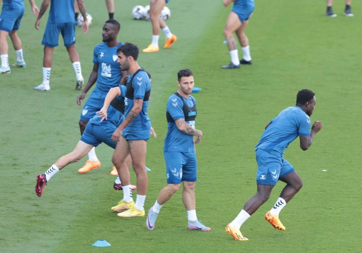 Rubén Castro (centro), durante el entrenamiento del jueves.