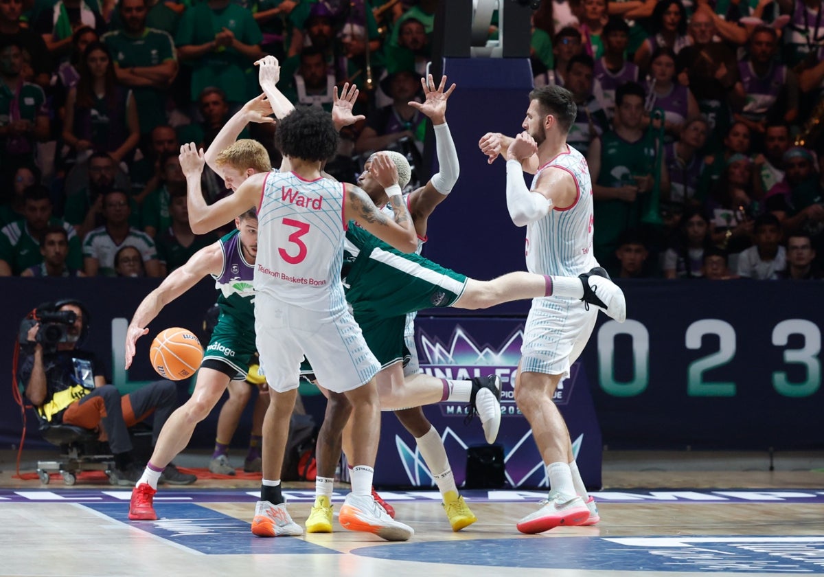 Alberto Díaz pierde el balón rodeado de jugadores alemanes.