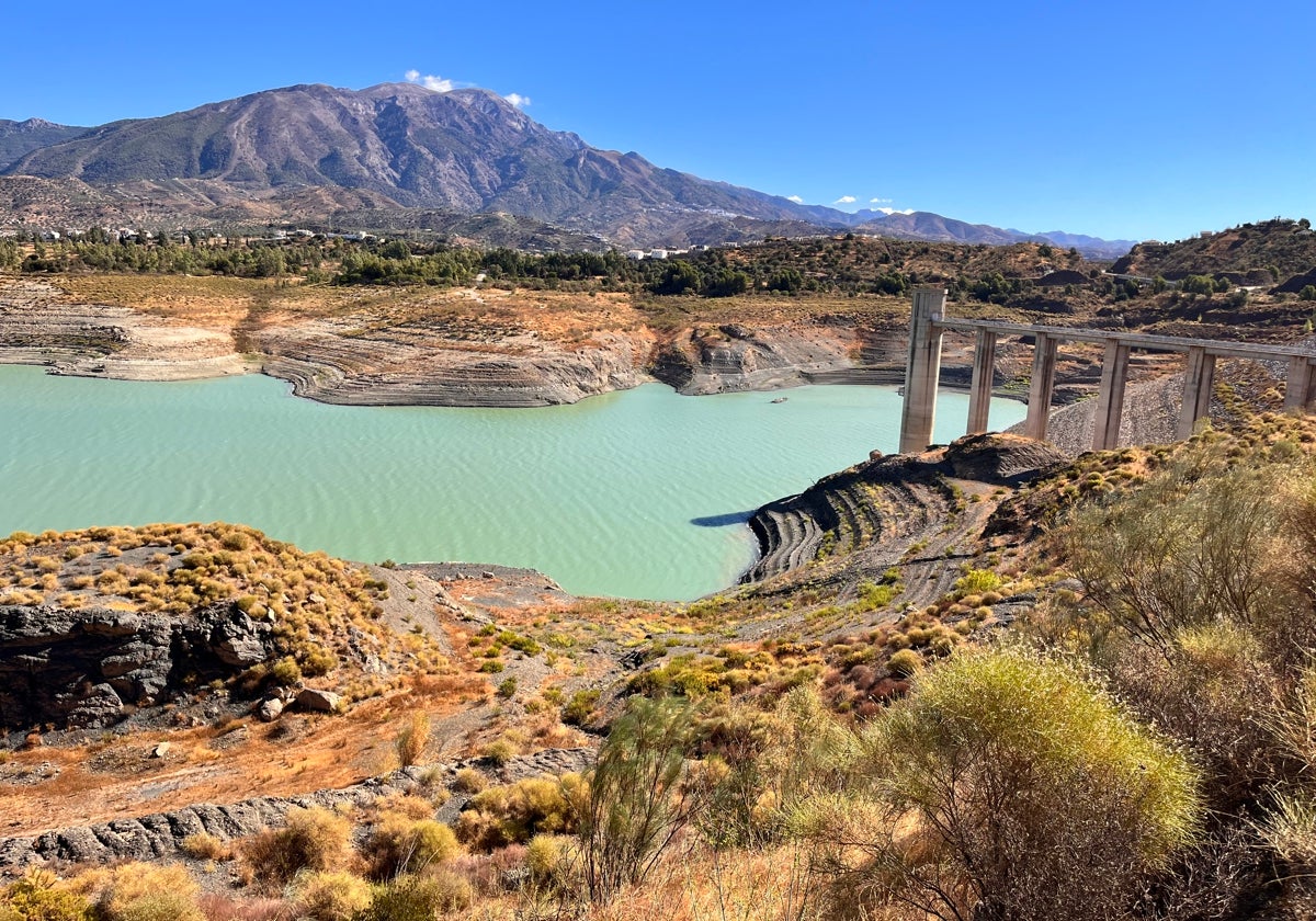 El pantano de La Viñuela está en mínimos históricos, por debajo del 10% de su capacidad.