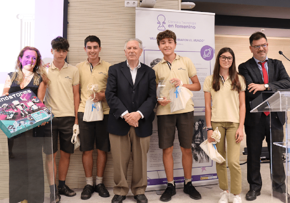 Felipe Romera, director general de Málaga TechPark, con los alumnos ganadores del concurso organizado por la asociación de parques tecnológicos.