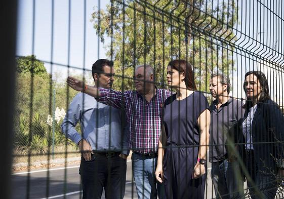 Noelia Losada junto a parte de su equipo, esta mañana tras explicar el peligro de este camino.