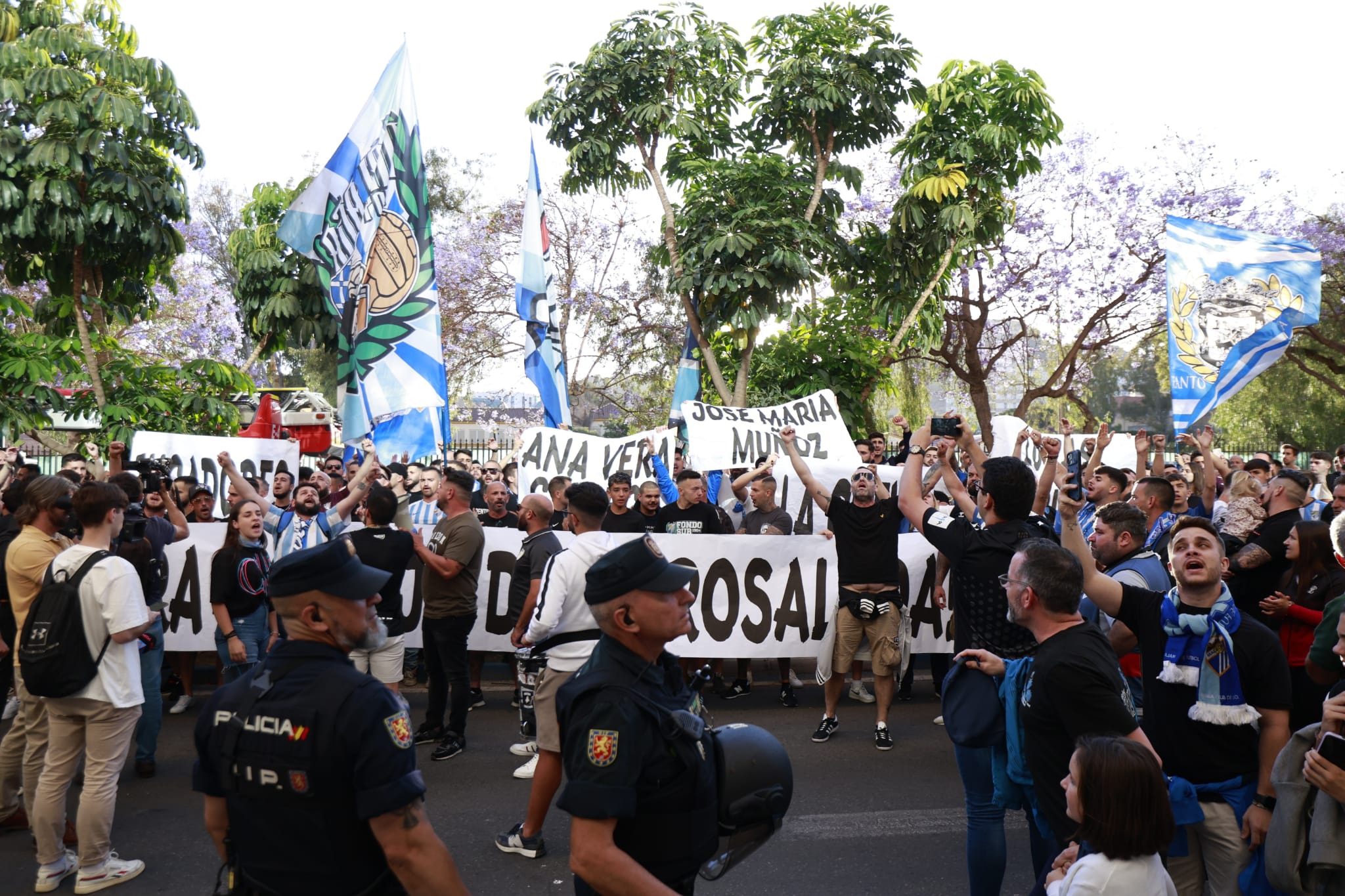 Protesta de la afición del Málaga contra jugadores y directiva