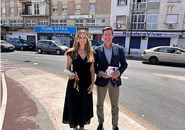 Yolanda Gómez y Antonio Alcázar, hoy en la visita al distrito de Carretera de Cádiz.