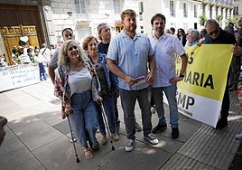 Los candidatos número 2 y 3 de Con Málaga, Nicolás Sguiglia y Remedios Ramos, presentan sus medidas de sanidad.