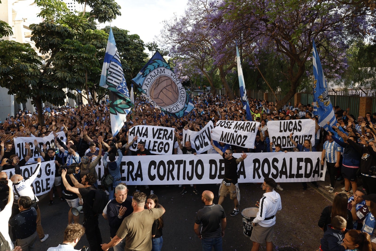 Protesta de la afición del Málaga contra jugadores y directiva