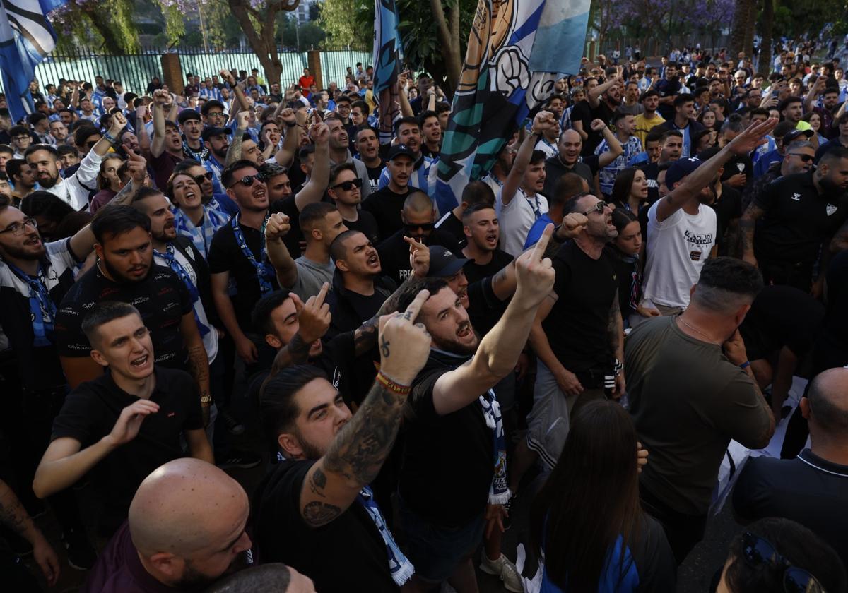 Protesta de la afición del Málaga contra jugadores y directiva