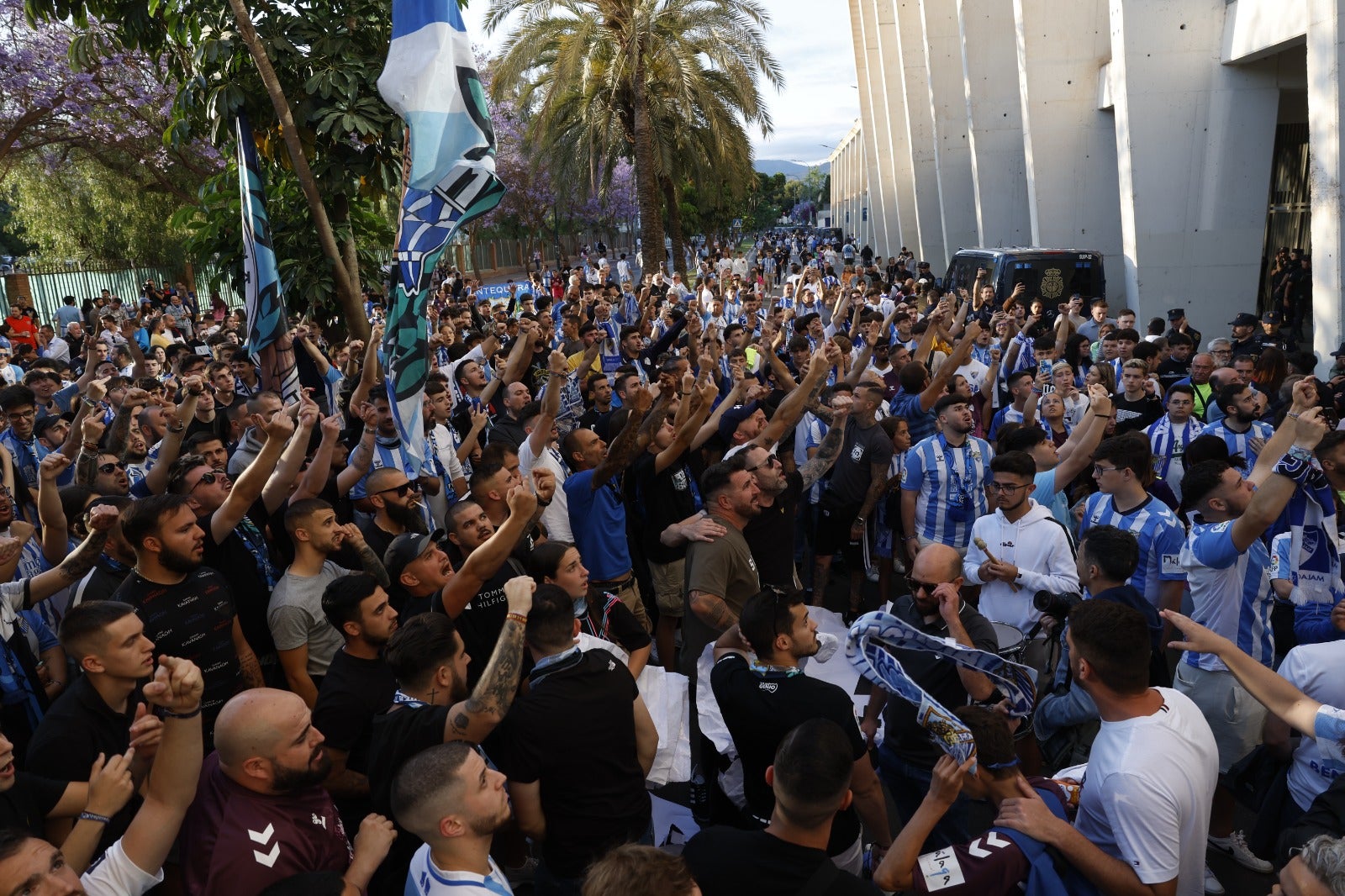 Protesta de la afición del Málaga contra jugadores y directiva
