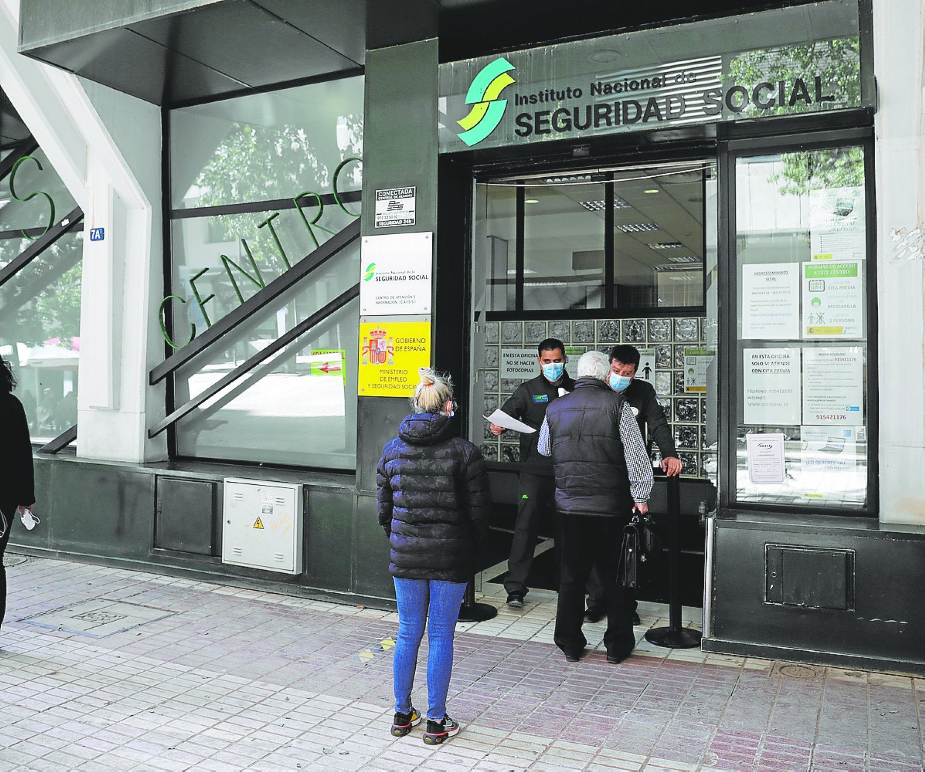 Imagen de archivo de personas accediendo a una oficina de la Seguridad Social.