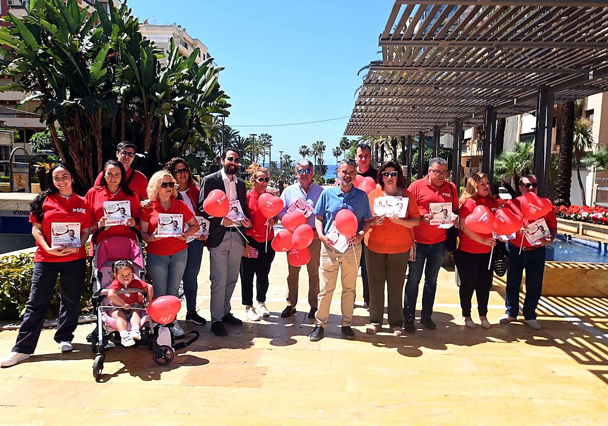 El candidato socialista, José Bernal, con miembros de la candidatura y voluntarios en el reparto de propaganda electoral de este domingo.