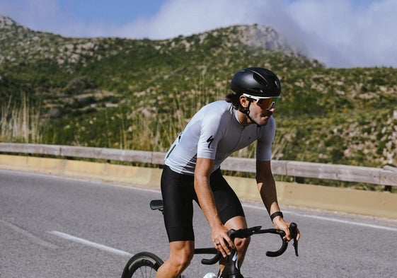 Alberto González, con su bicicleta.