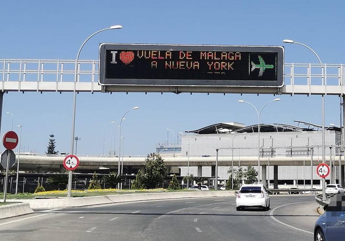 El nuevo vuelo a Nueva York ya se publicita en las inmediaciones del aeropuerto de Málaga.