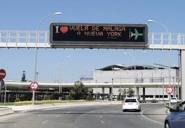 El nuevo vuelo a Nueva York ya se publicita en las inmediaciones del aeropuerto de Málaga.