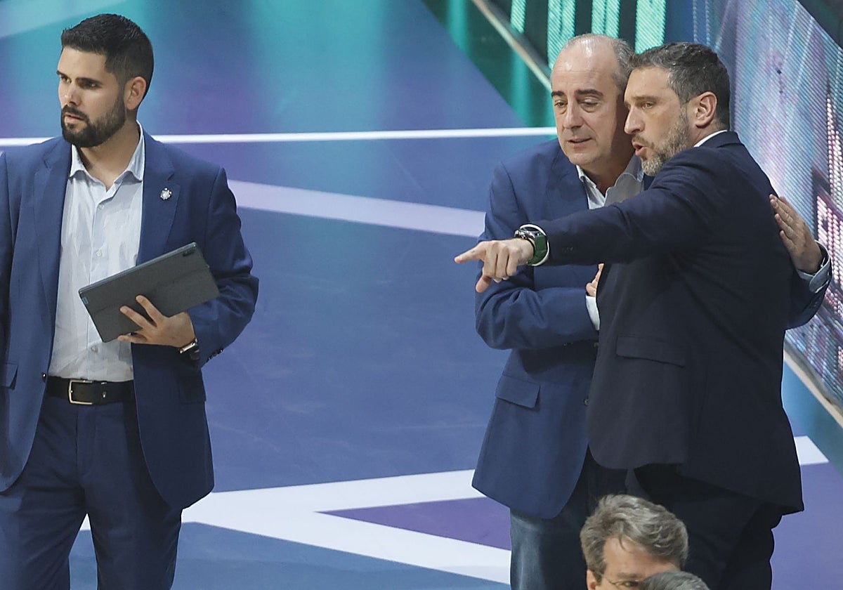 Ibon Navarro y Txus Vidorreta hablan antes del partido.