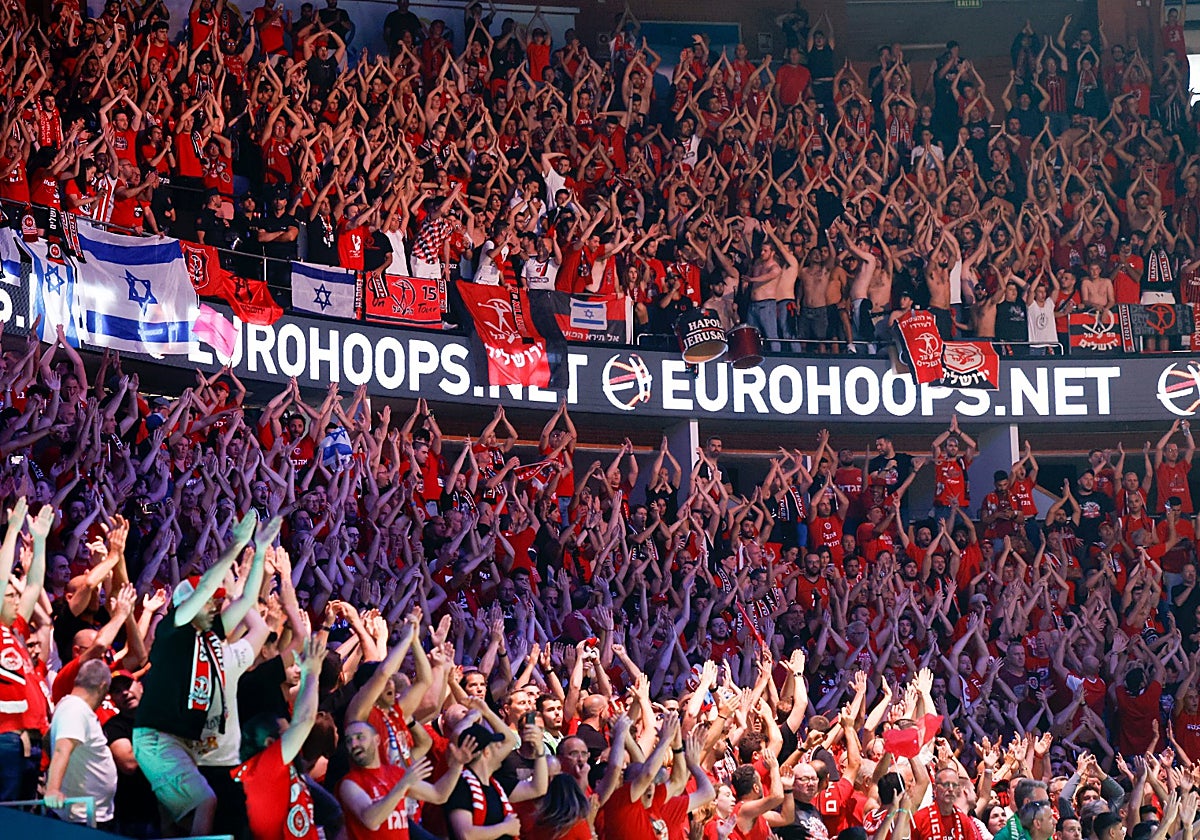 Unos 2.500 seguidores del Hapoel apoyaron a su equipo en Málaga.