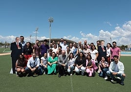Pérez, junto a los jóvenes e integrantes de su candidatura, esta mañana.