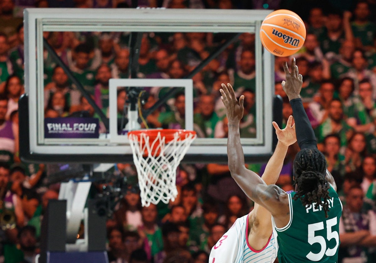 Perry lanza a canasta en el partido ante el Boon.