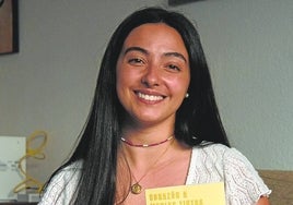 Ángela Calderón posa con su libro.