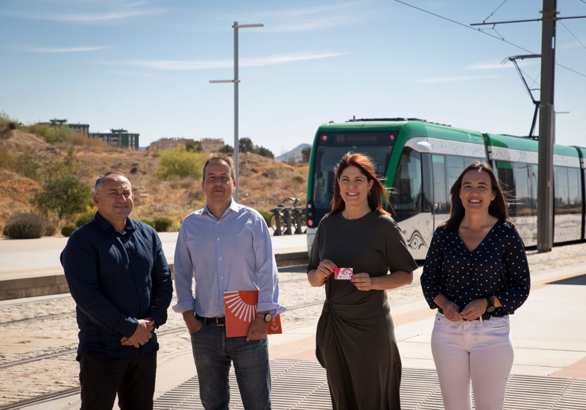 Noelia Losada en la parada de Andalucia Tech para presentar sus propuestas de movilidad.