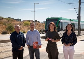 Noelia Losada en la parada de Andalucia Tech para presentar sus propuestas de movilidad.