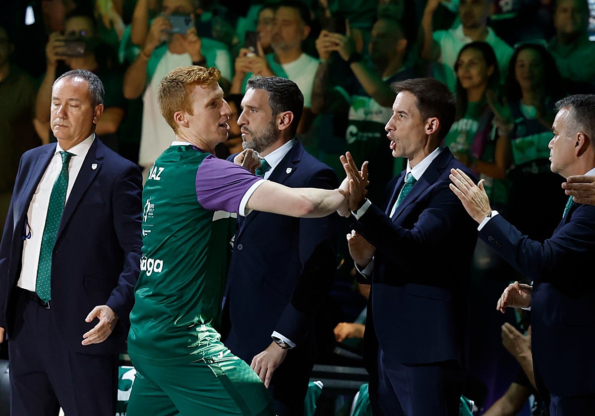 Alberto Díaz saluda a los técnicos del Unicaja antes del partido contra el Telekom Bonn.