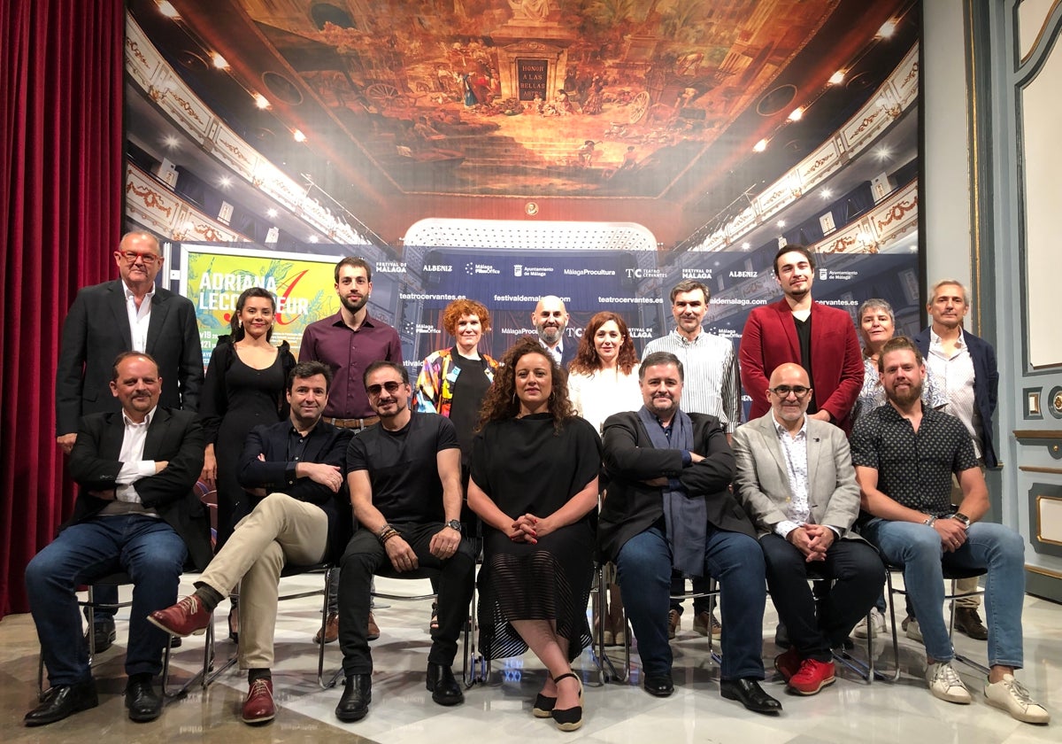 El equipo de 'Adriana Lecouvreur', con patrocinadores y miembros del teatro.