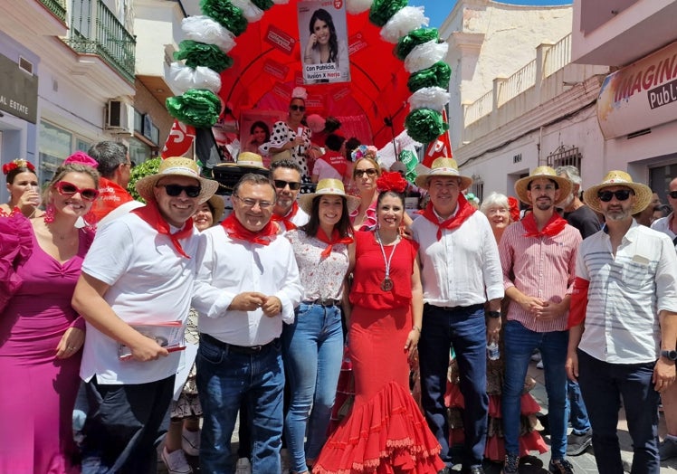 Juan Espadas, con la candidata socialista a la Alcaldía de Nerja, Patricia Gutiérrez, este lunes en la romería de San Isidro.