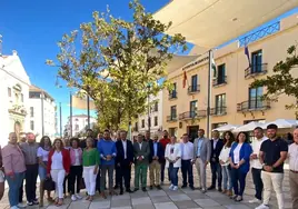 El secretario general del PSOE andaluz, Juan Espadas, este lunes con el alcalde veleño e integrantes de la candidatura socialista.