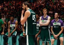 Los jugadores del Unicaja, afectados tras la derrota contra el Tenerife.