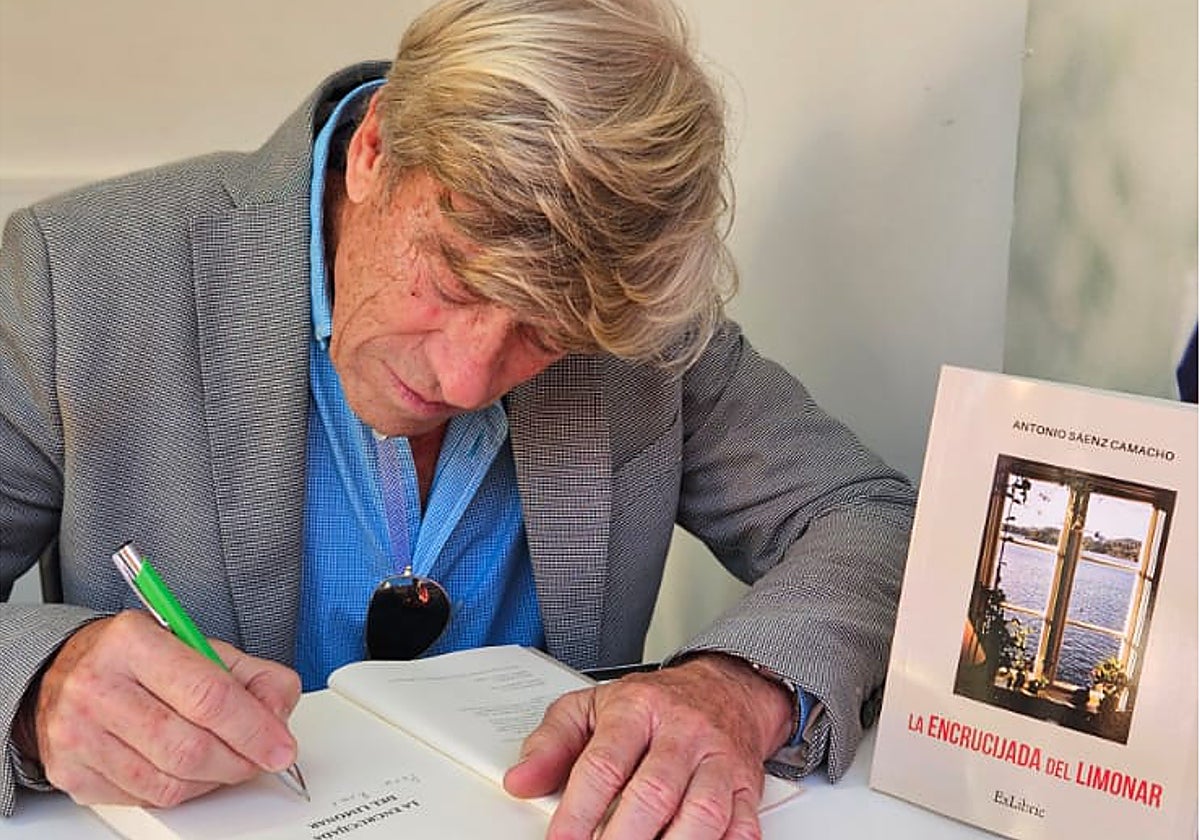 Antonio Sáenz Camacho firma un ejemplar de su novela 'La encrucijada del Limonar'.