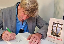 Antonio Sáenz Camacho firma un ejemplar de su novela 'La encrucijada del Limonar'.