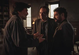Víctor Erice habla con José Coronado y Manolo Solo en el rodaje de 'Cerrar los ojos'.