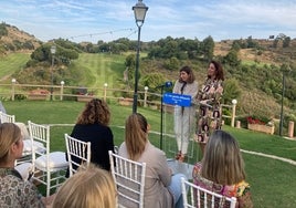 Rocío Blanco y Toñi Ledesma, ayer, durante el encuentro con empresarias de Alhaurín el Grande.