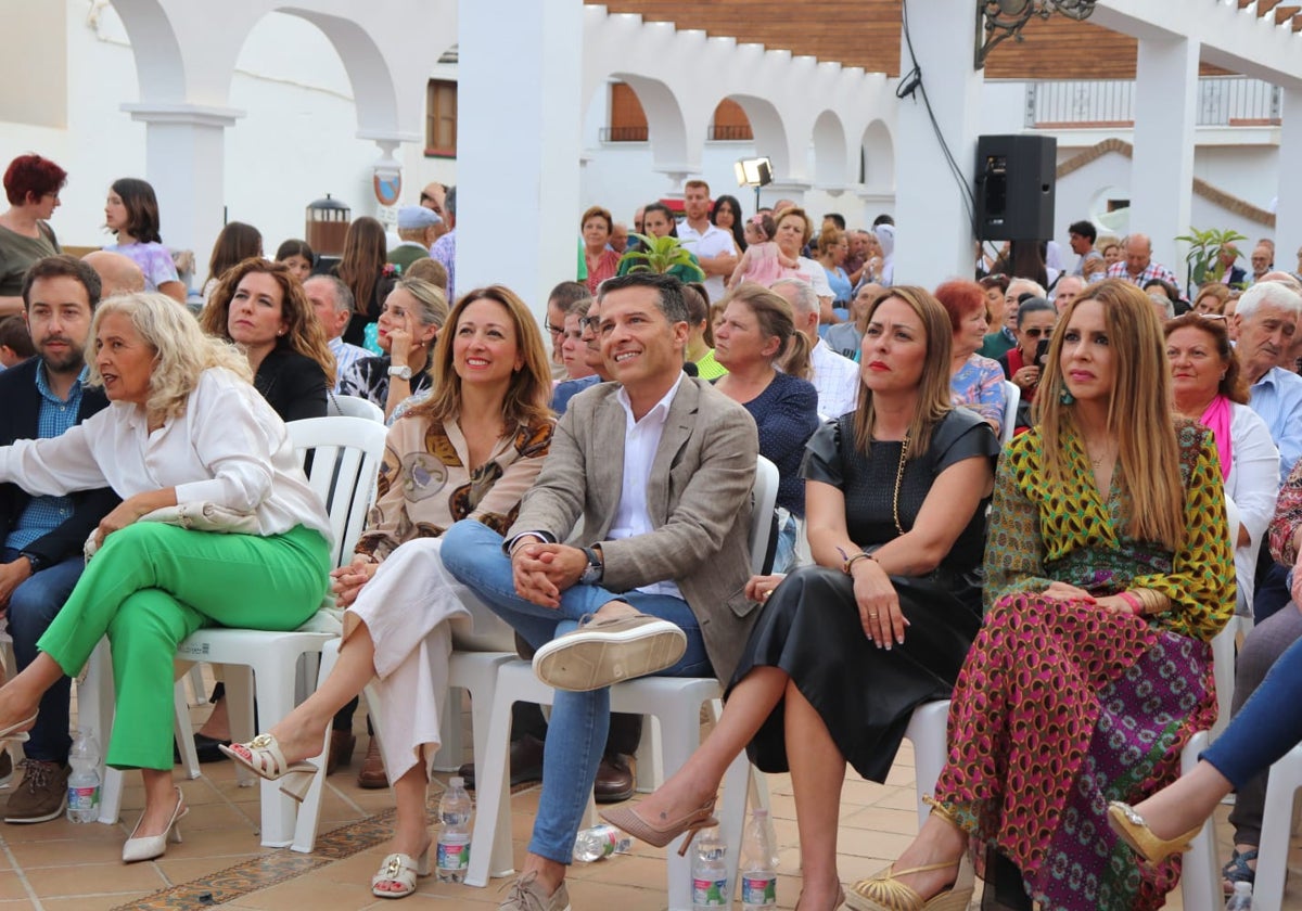 La presidenta provincial del PP, Patricia Navarro, este martes en Torrox con el alcalde, Óscar Medina.