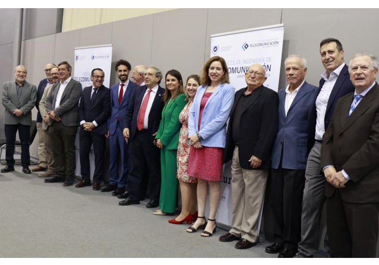 El rector, con otros responsables universitarios y políticos y los homenajeados.
