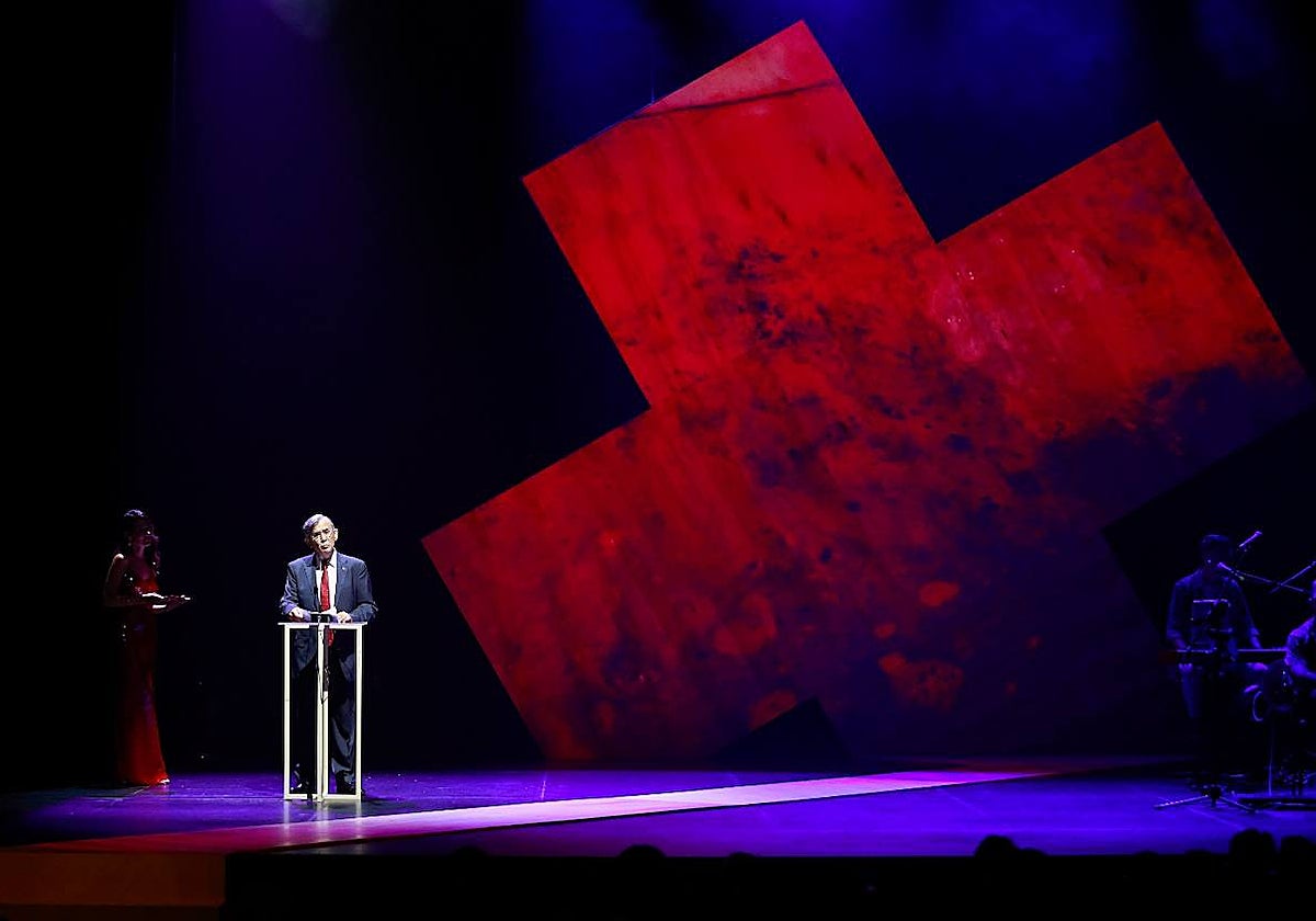 El presidente de Cruz Roja Málaga, Luis Utrilla, durante su intervención en la gala.