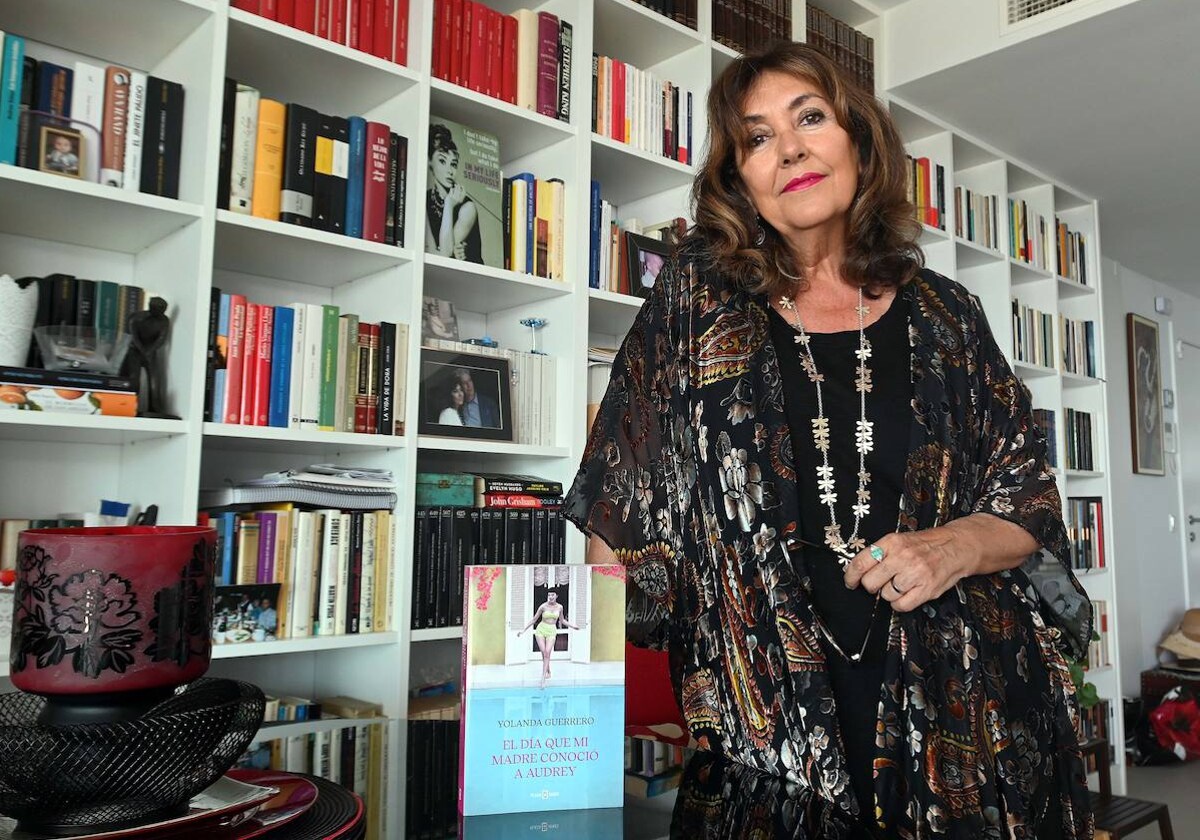 Yolanda Guerrero, junto a un ejemplar de su nueva novela, en su casa de Estepona.