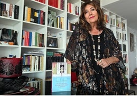 Yolanda Guerrero, junto a un ejemplar de su nueva novela, en su casa de Estepona.