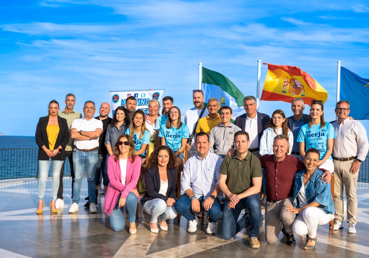 Acto de presentación de la competición deportiva en el Balcón de Europa.