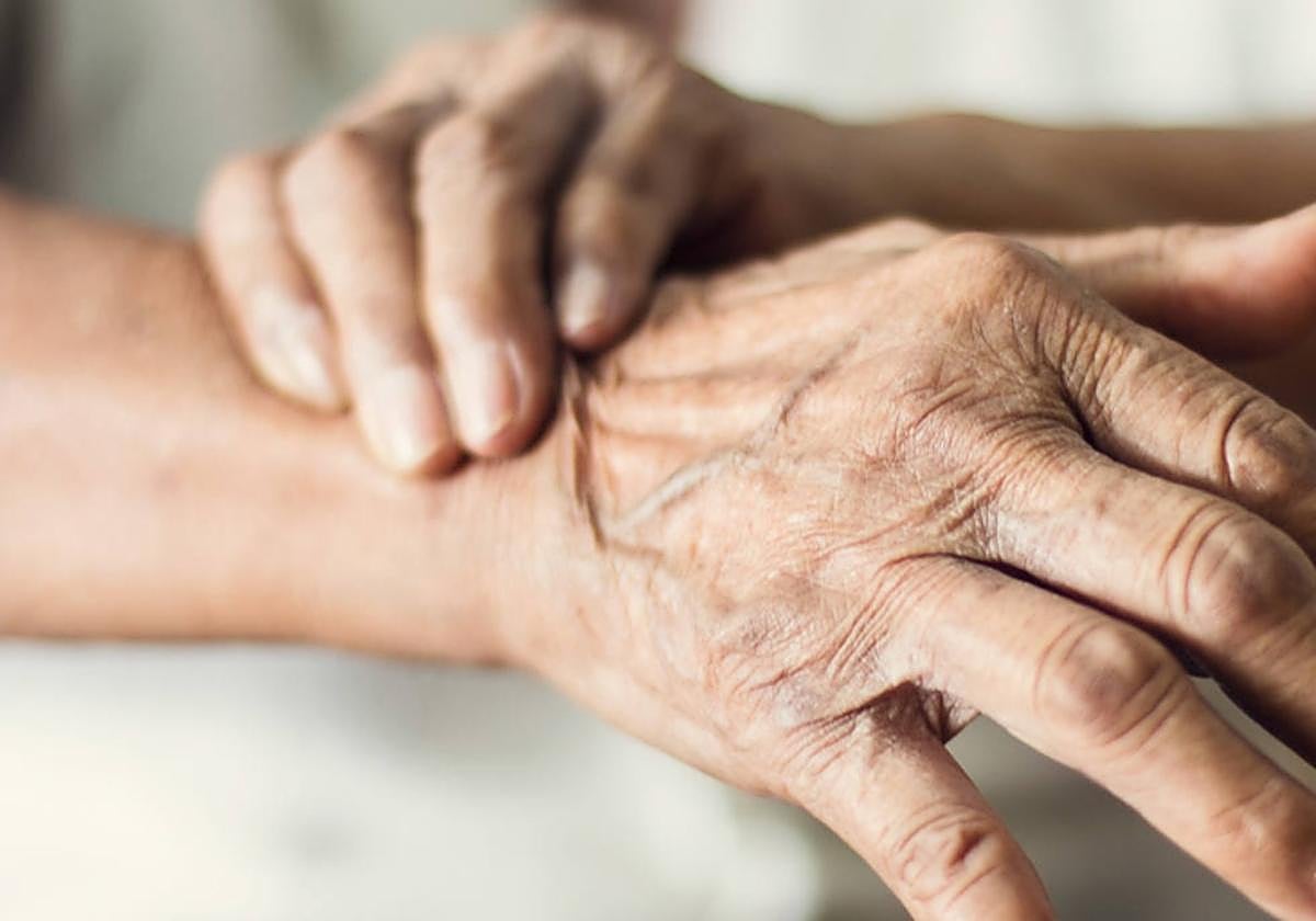 Andalucía presenta la campaña 'Más allá de los temblores' para concienciar sobre el Parkinson