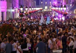 La calle Larios, abarrotada de público en una anterior celebración de la Noche en Blanco.