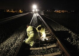 Trabajadores de Adif durante unas obras de mantenimiento en las vías.