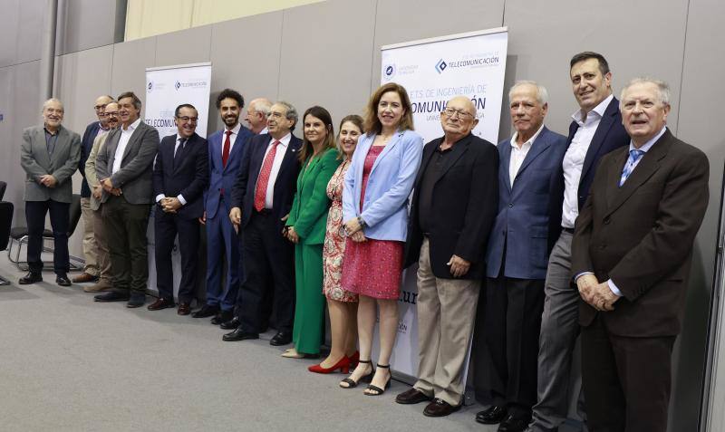 El rector, con responsables universitarios y políticos y los homenajeados.