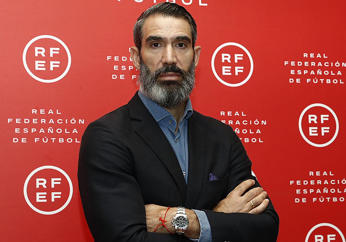 Fernando Sanz posa como nuevo director de Desarrollo de Negocios Internacionales de la Real Federación Española de Fútbol (RFEF).