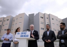 El candidato del PP junto a parte de su equipo, esta mañana ante una de las últimas promociones de VPO.