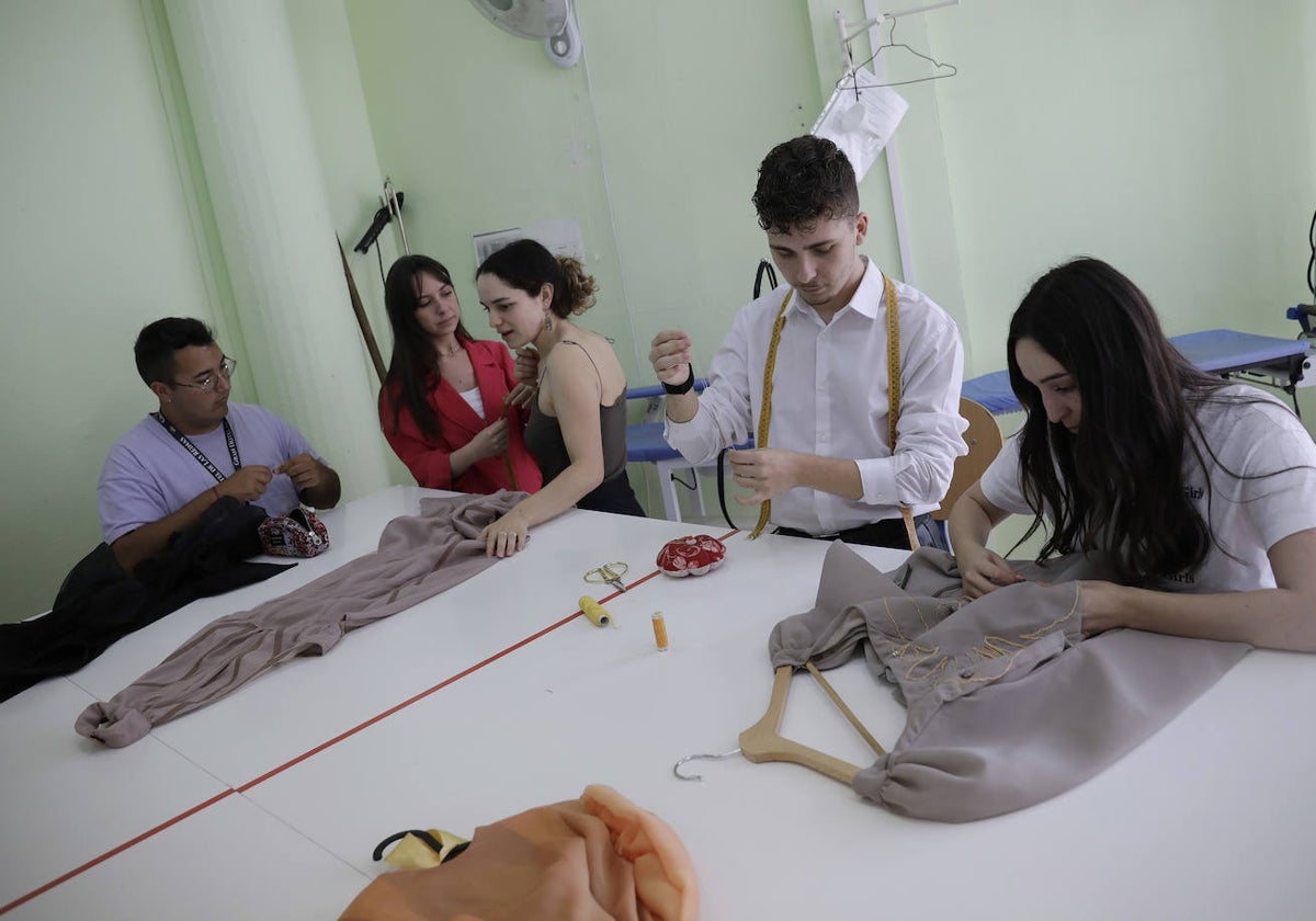 Un grupo de alumnos del grado Superior en Diseño de Moda, en la Escuela de Arte San Telmo.