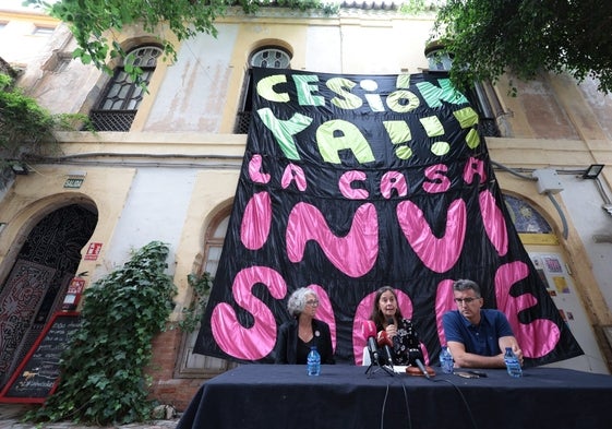 Portavoces de la Fundación de los Comunes, en el patio de la Casa Invisible.